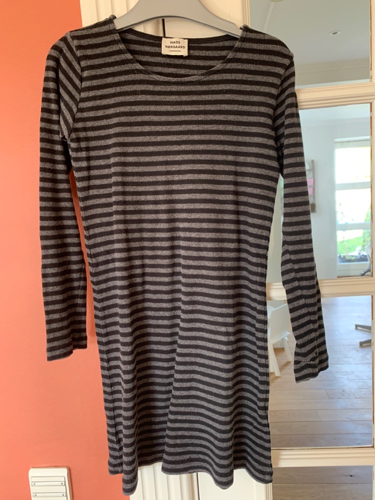 Mads Nørgaard grå kjole 8