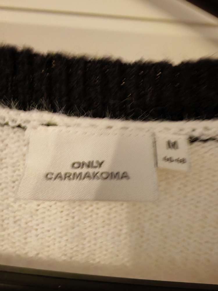 Mustavalkoinen neuletakki