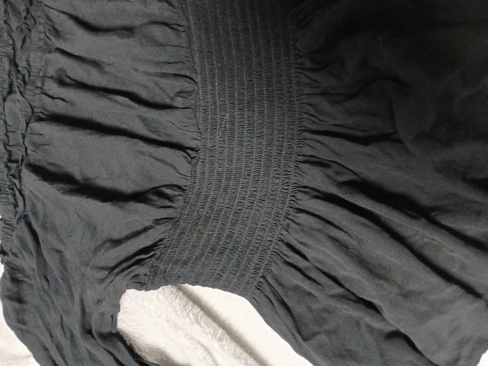 Musta goottipaita. Leveät hiat. M/L