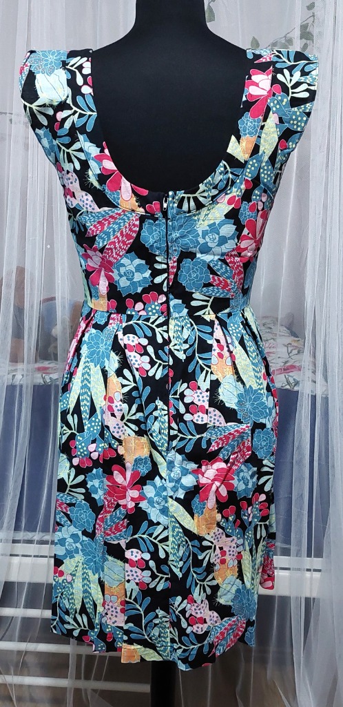 Värillinen kukka mekko, koko 34