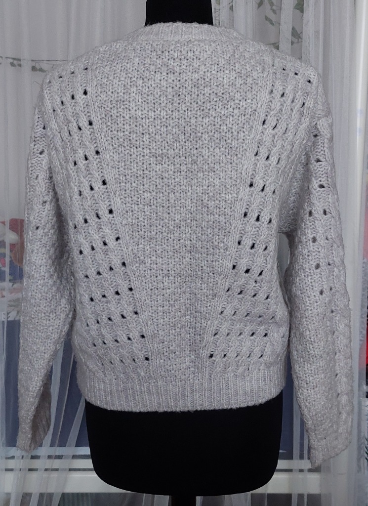 Harmaa neulepusero metalli renkailla