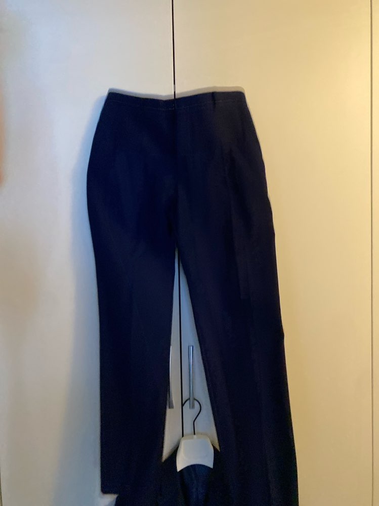 Miesten tummansininen puku, koko noin S