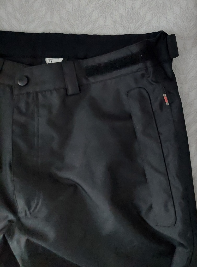 Mustat ulkoiluhousut