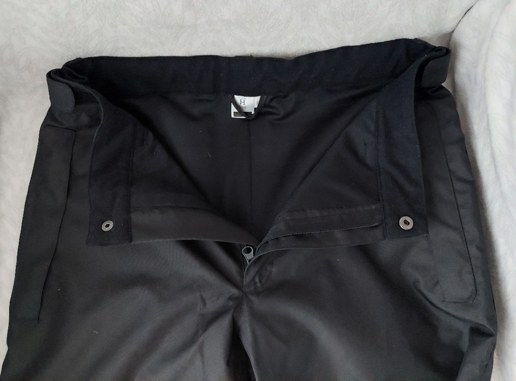 Mustat ulkoiluhousut