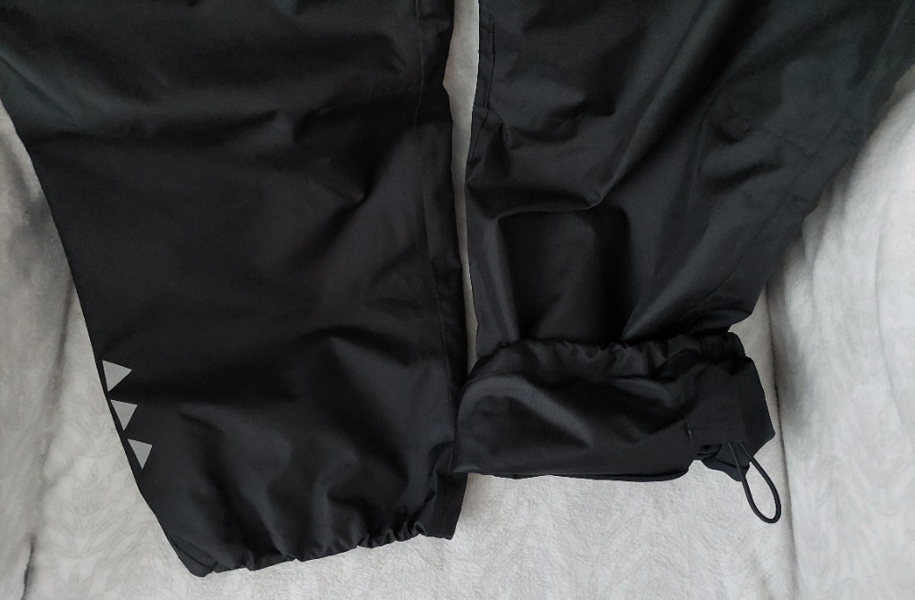 Mustat ulkoiluhousut