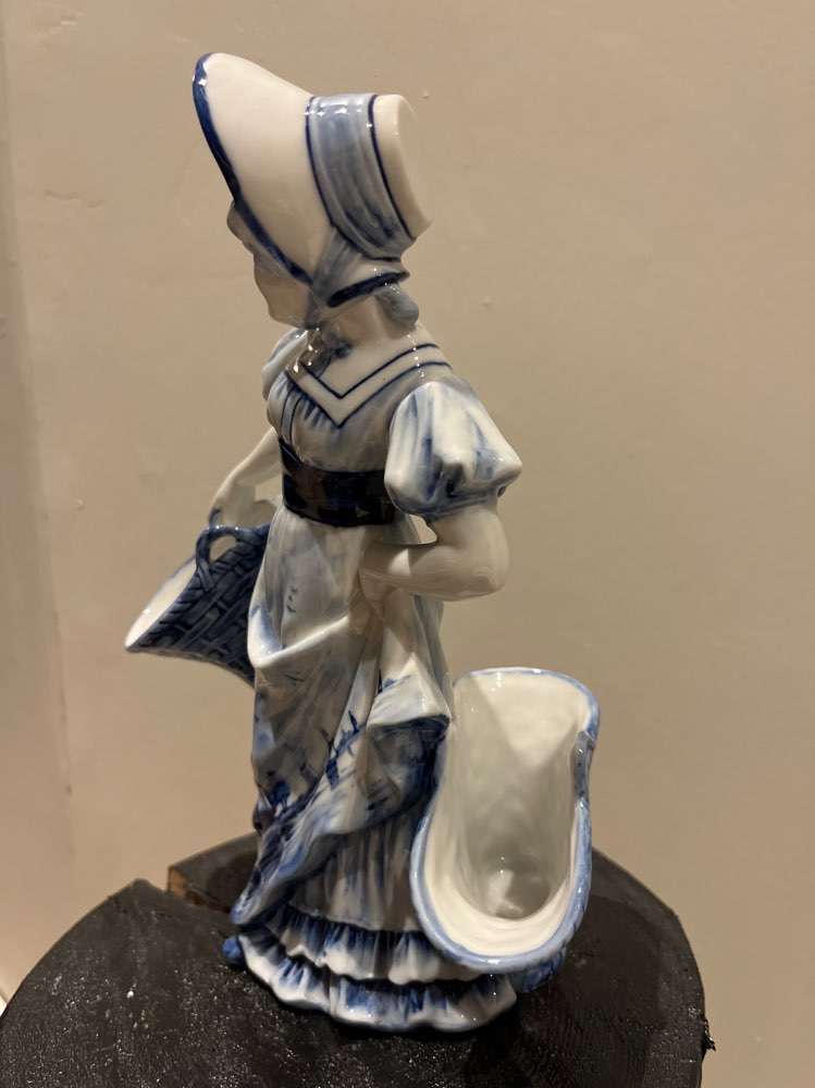 Posliinifiguuri tyttö