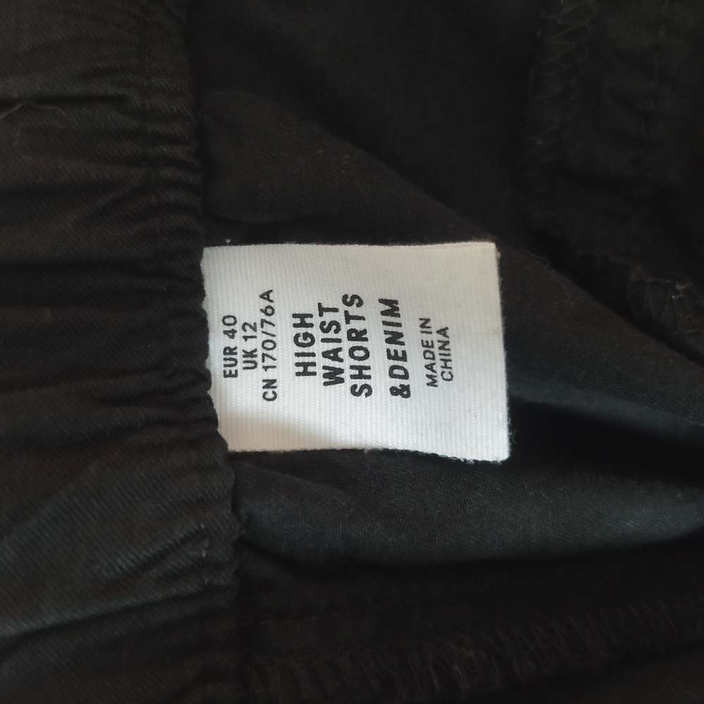 H&M Mustat Shortsit 40