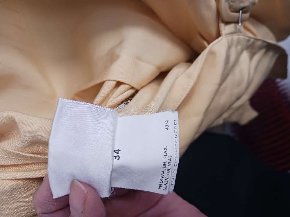 Pta keltainen shortsiasu 34