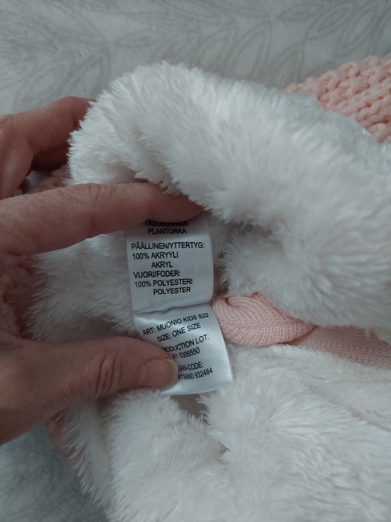 Vaaleanpunainen balaclava tupsulla