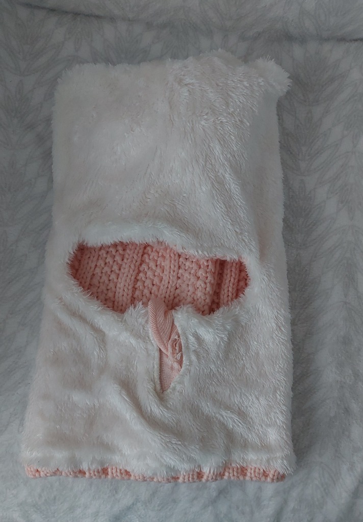 Vaaleanpunainen balaclava tupsulla