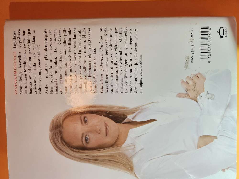 Paholainen pukeutuu Pradaan kirja