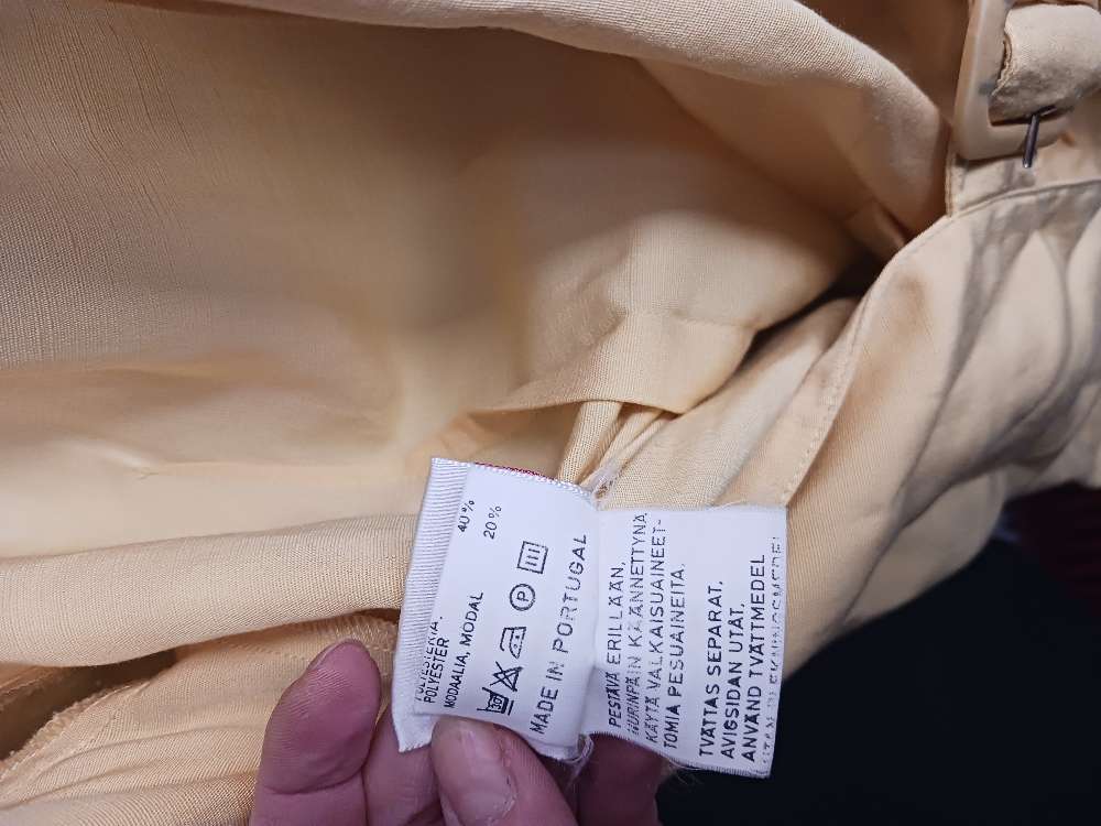 Pta keltainen shortsiasu 34