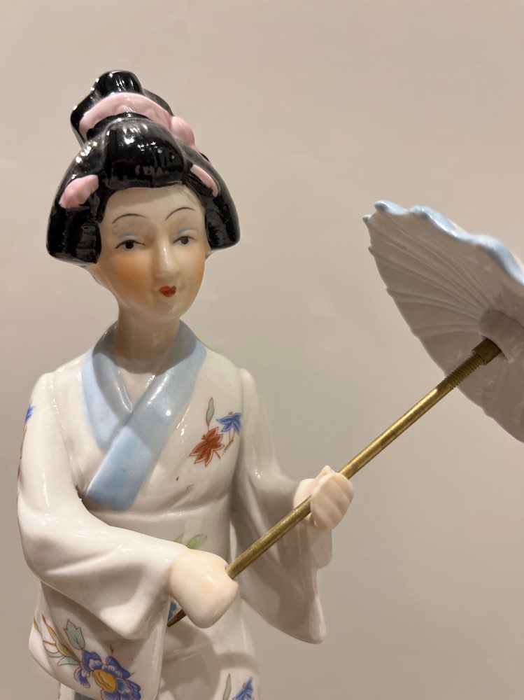 Posliinifiguuri geisha