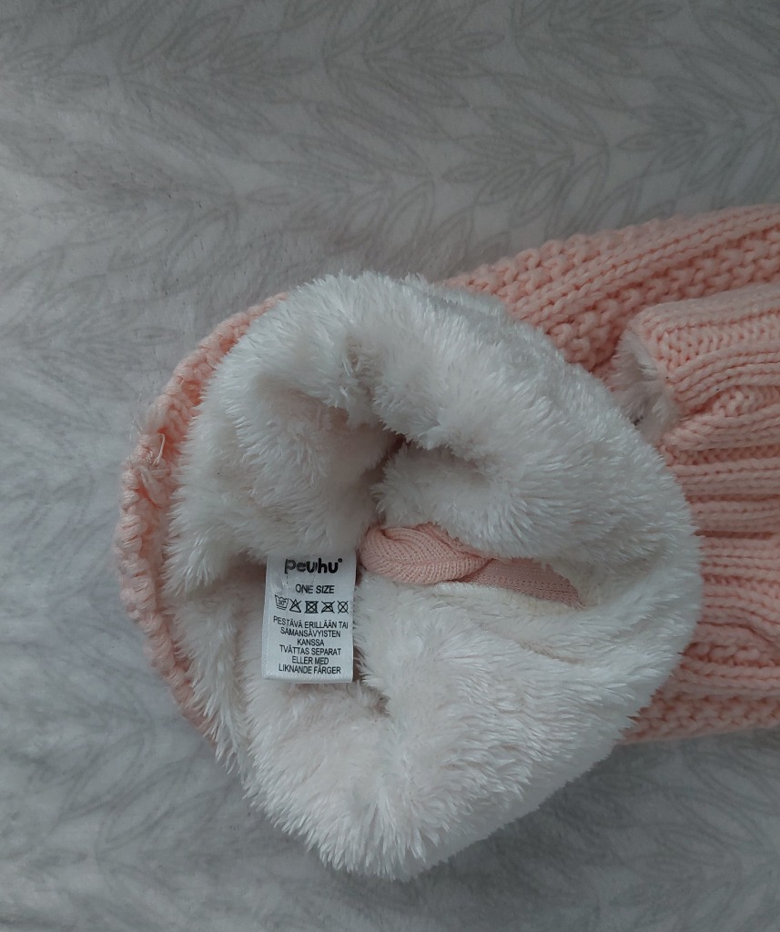 Vaaleanpunainen balaclava tupsulla