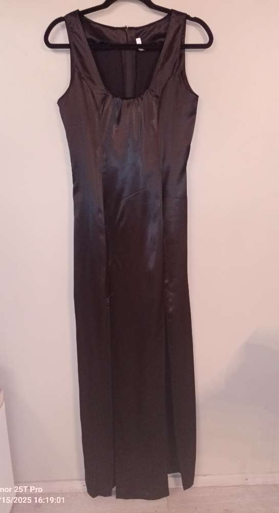 Svartur satín síðkjóll. St XS-S