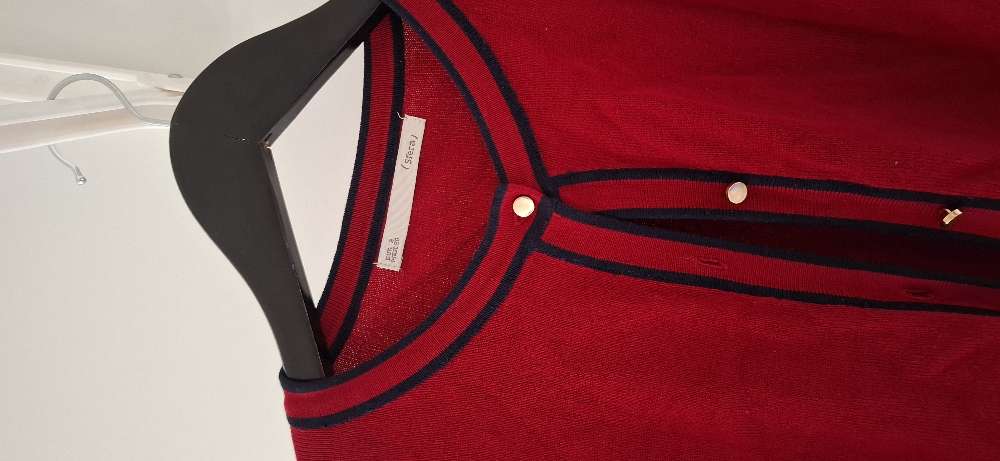 Rauð golla st. S gylltir hnappar