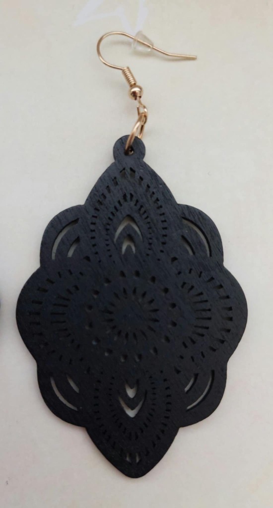 Isot musta lehti korvakorut