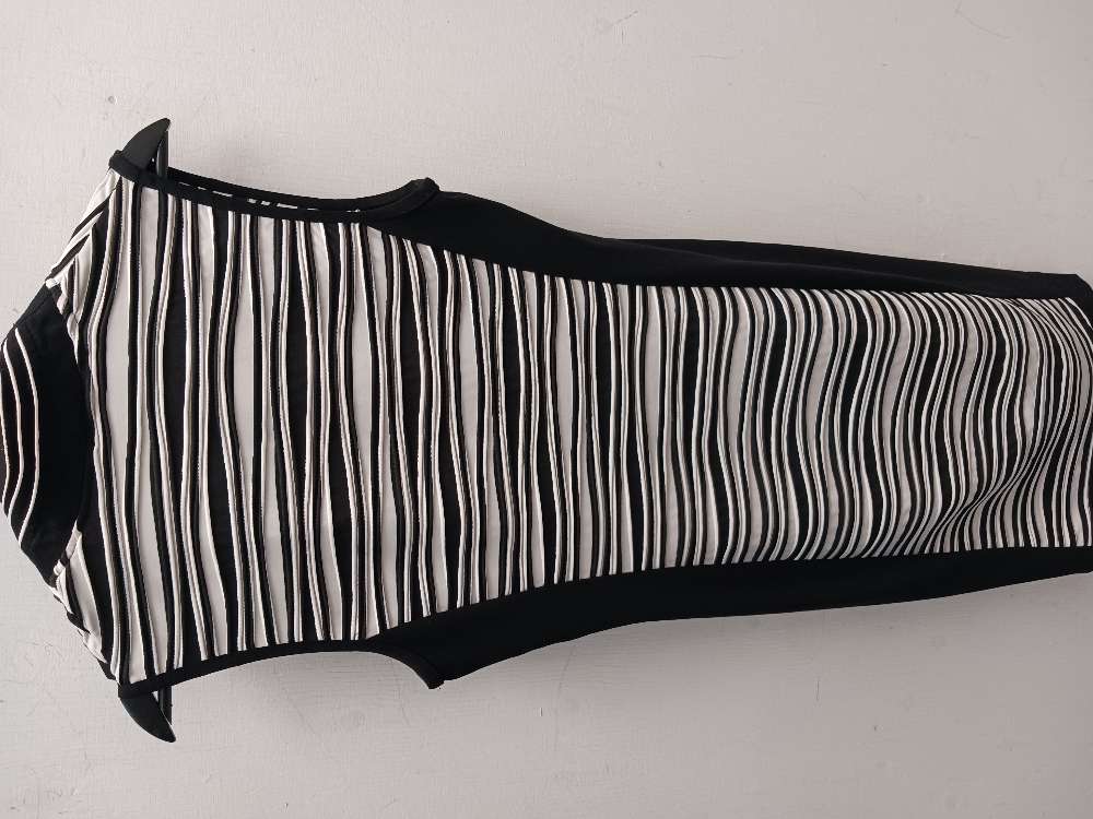 Mustavalkoinen raitamekko n. M