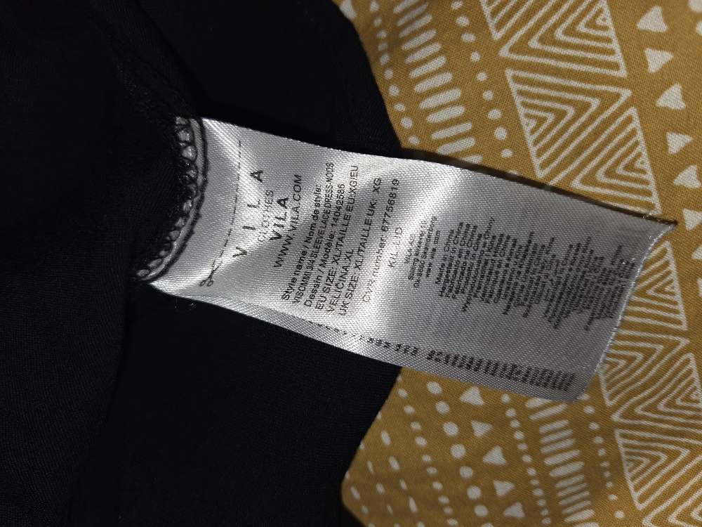 VILA svartur kjóll merkt XL frekar M/L