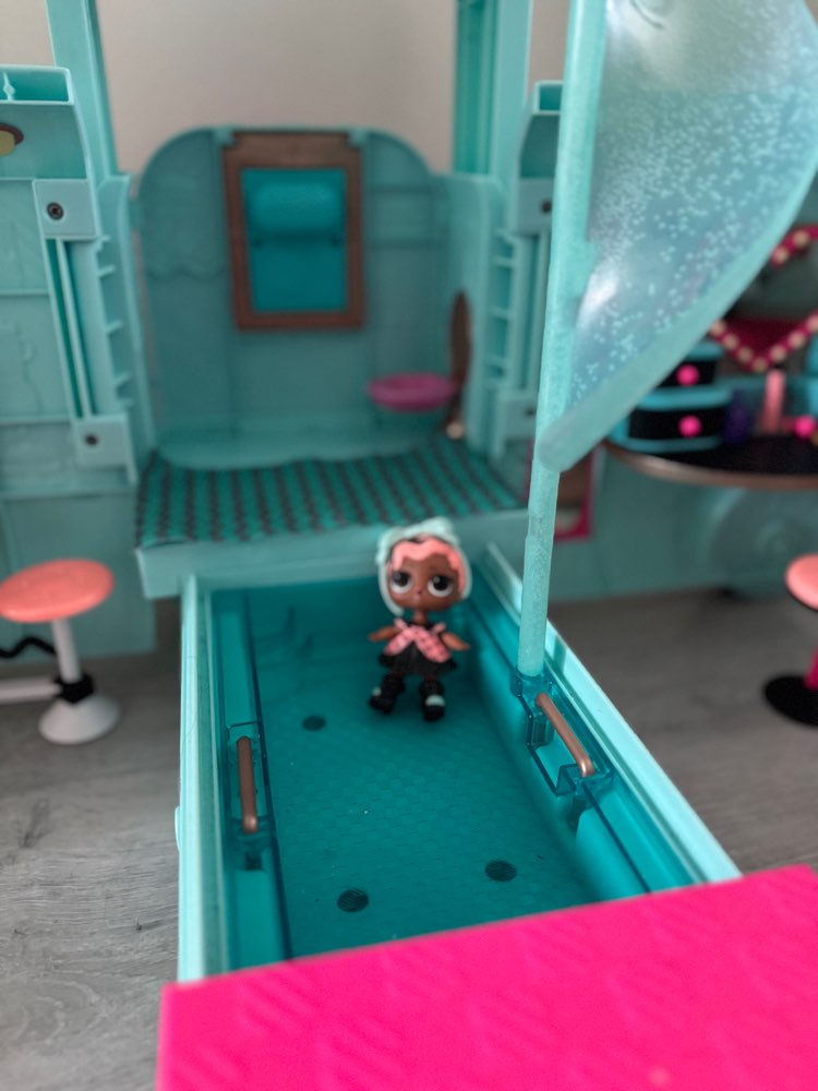 LOL matkailuauto (sis. nukke + tavarat)