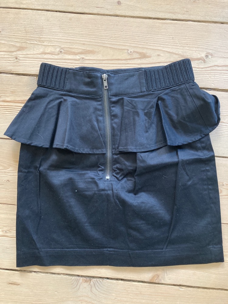 H&M, sort nederdel med flæse, XS