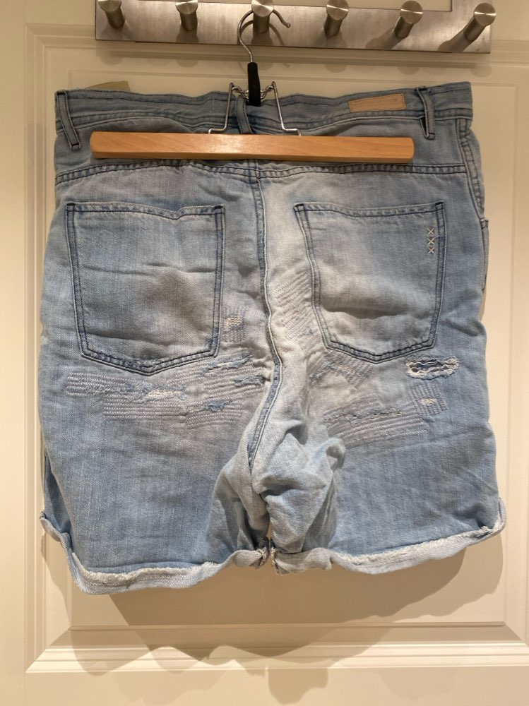 Ripped shorts i denim stoff 