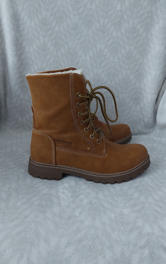 Vaaleanruskea väriset nilkkasaappaat