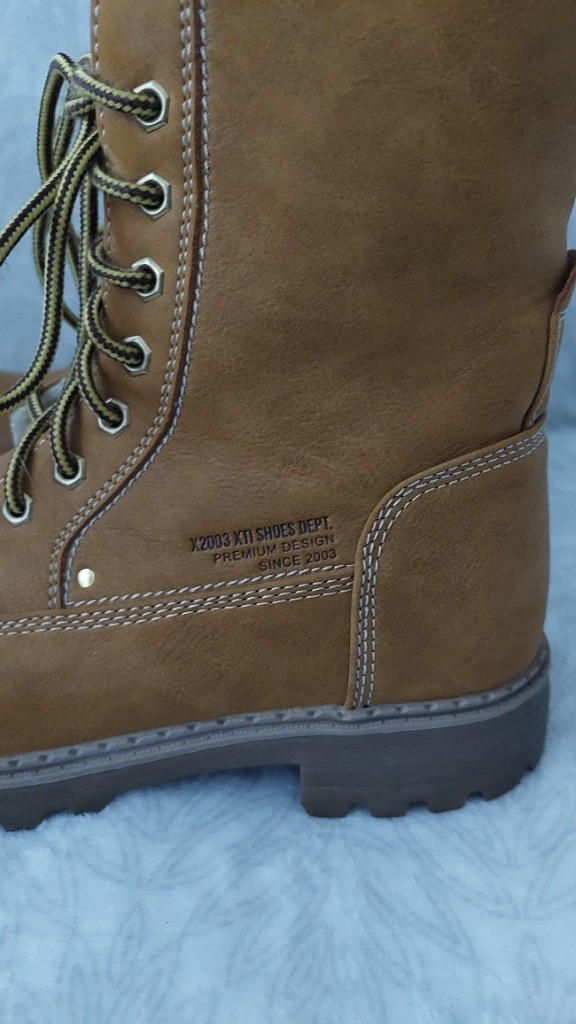 Vaaleanruskea väriset nilkkasaappaat