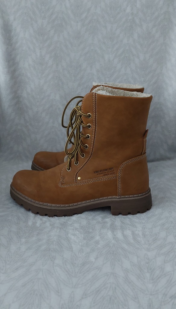 Vaaleanruskea väriset nilkkasaappaat