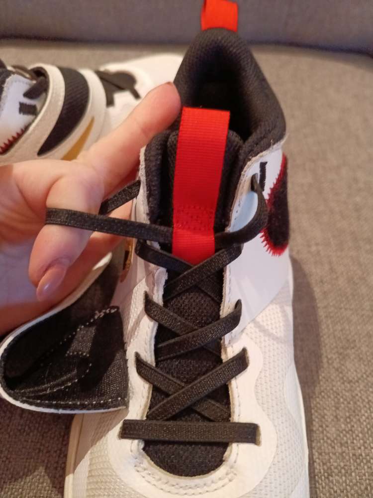 Nike Team Hustle skór St 38,5