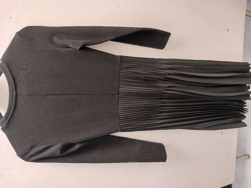 Uniqlo musta mekko XS