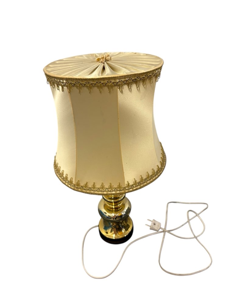 Vanha pöytävalaisin, jalka lasia