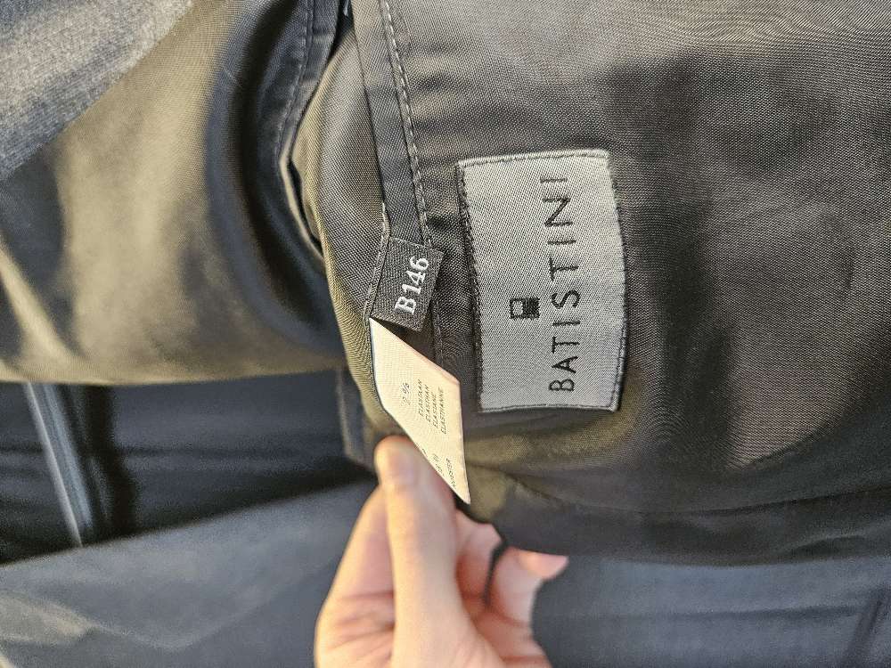 Batistini harmaa puku