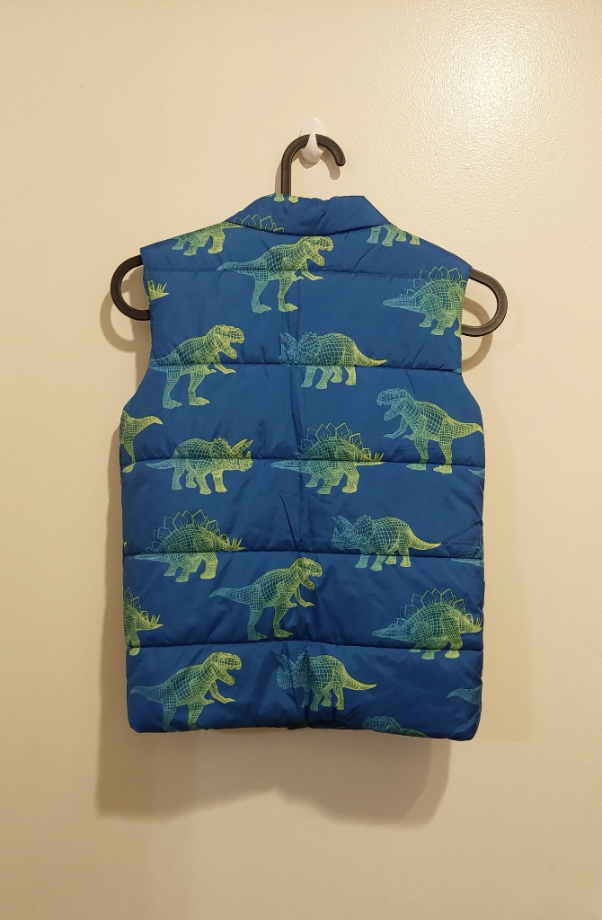 Sininen liivi dinosaurus kuvioilla