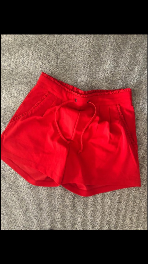 Røde shorts 