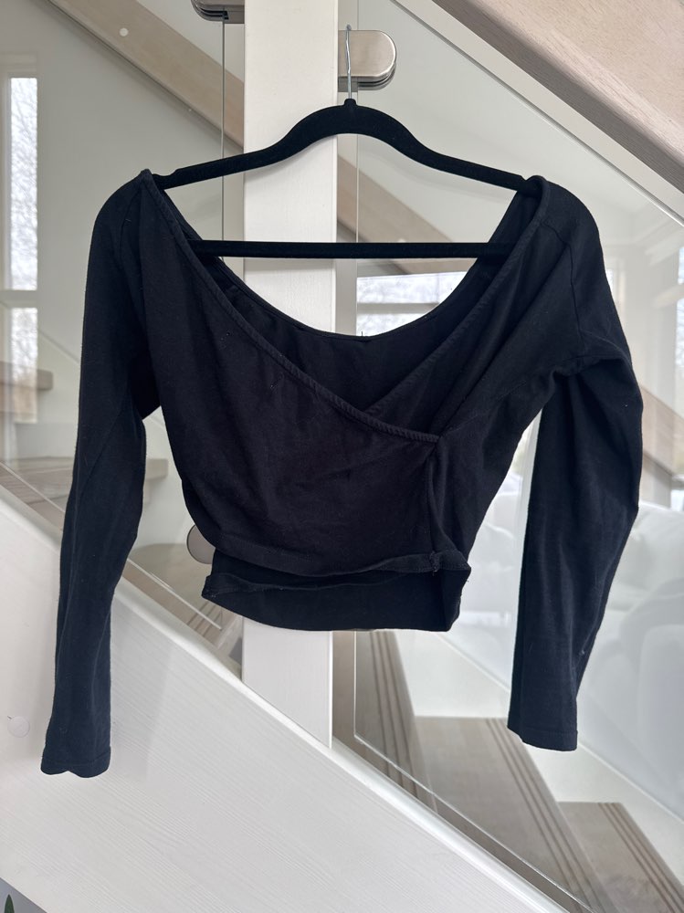 Pull&Bear musta paita avoselällä