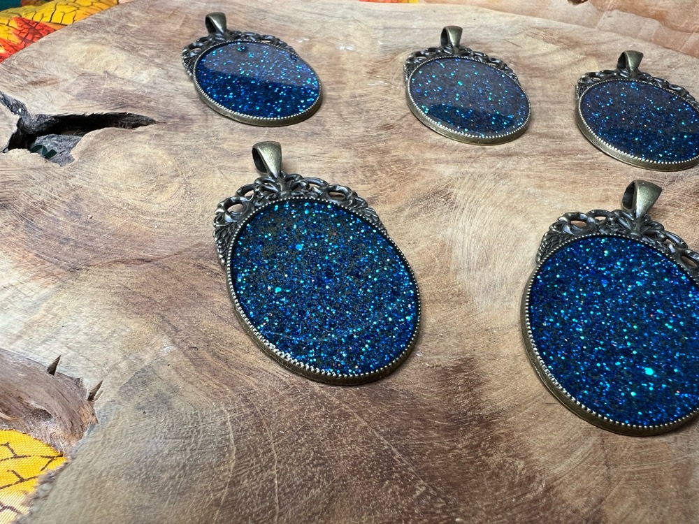 Blauwe glitter hanger met barok ornament 