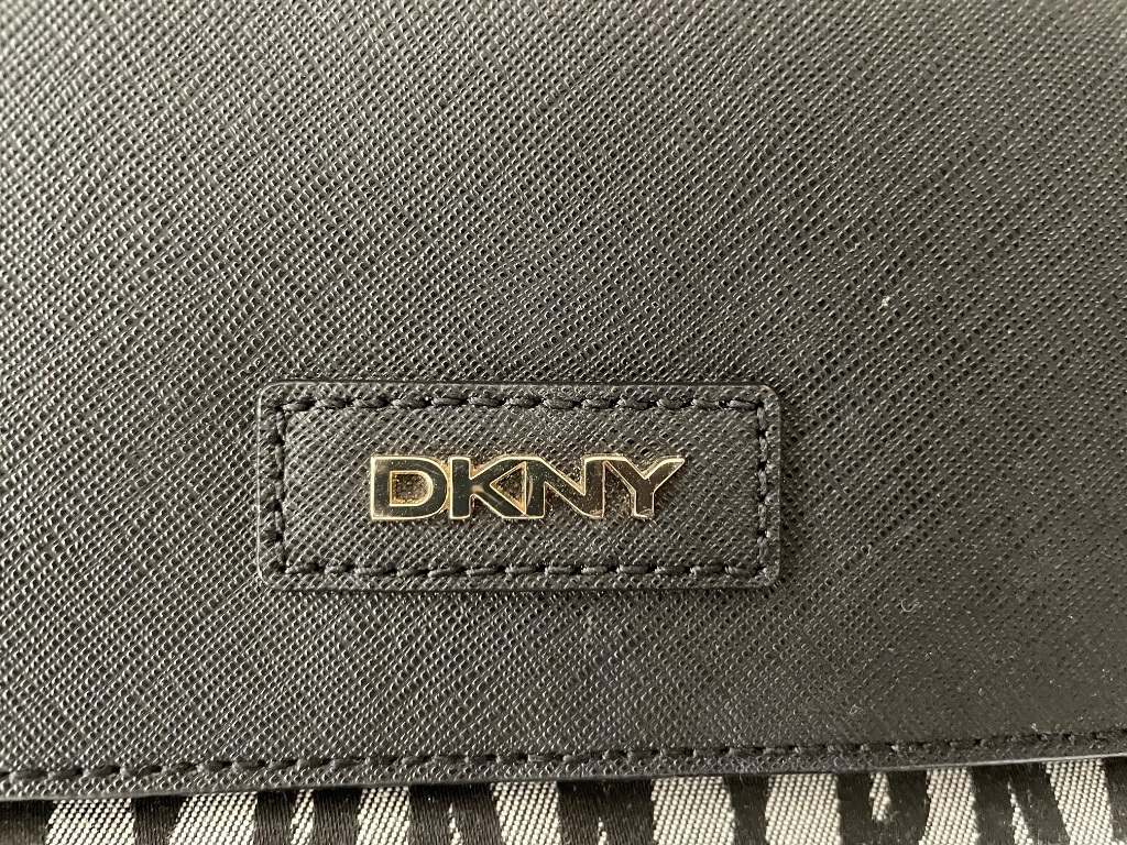 DKNY teksti pikkulaukku