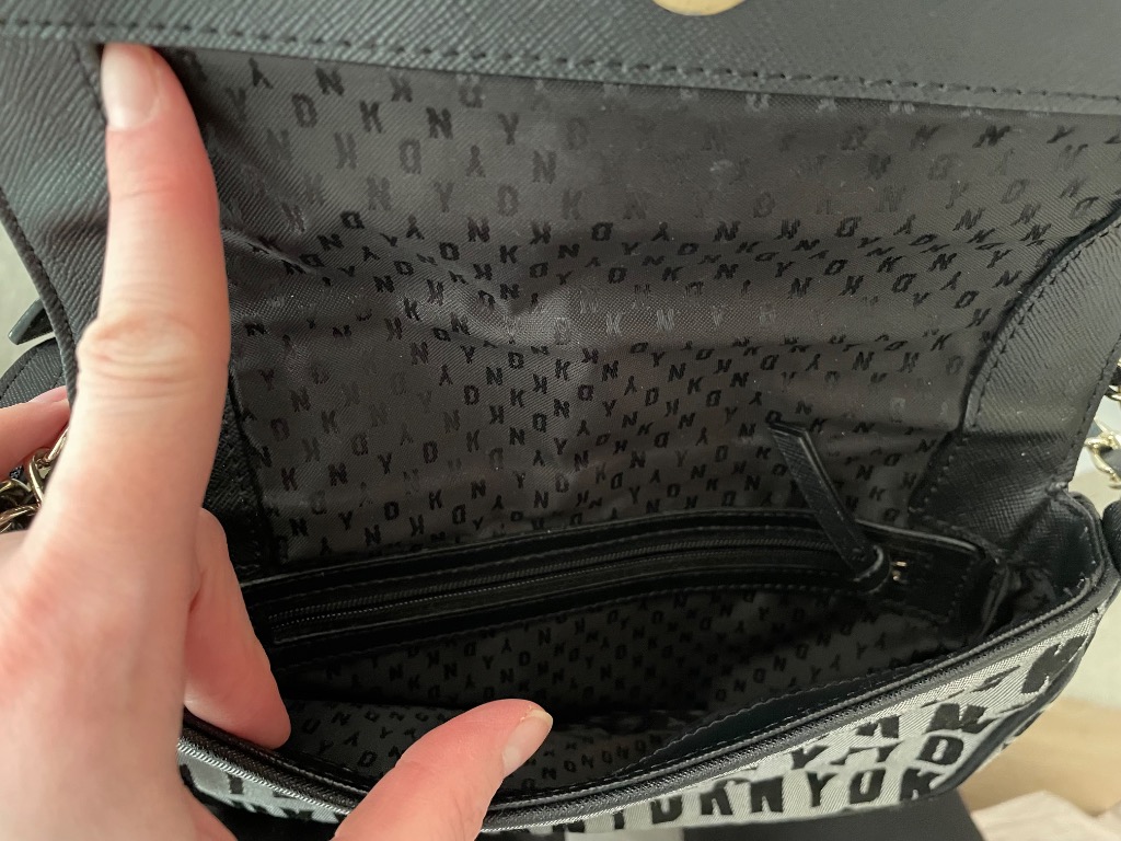 DKNY teksti pikkulaukku