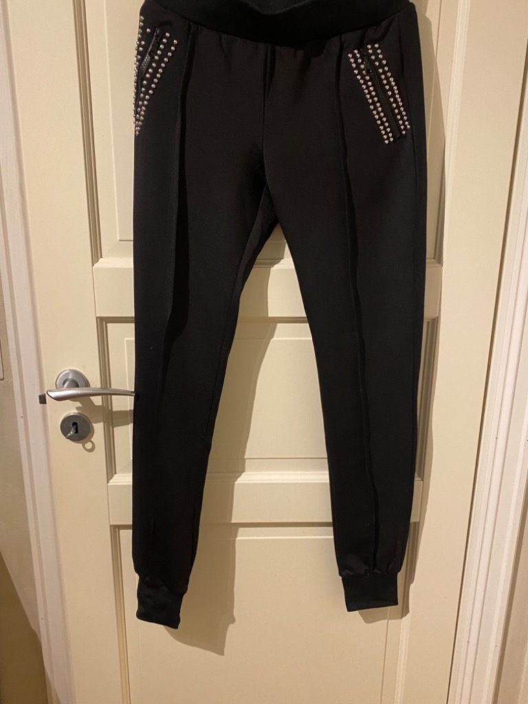 Sort joggedress m detaljer, str M/L