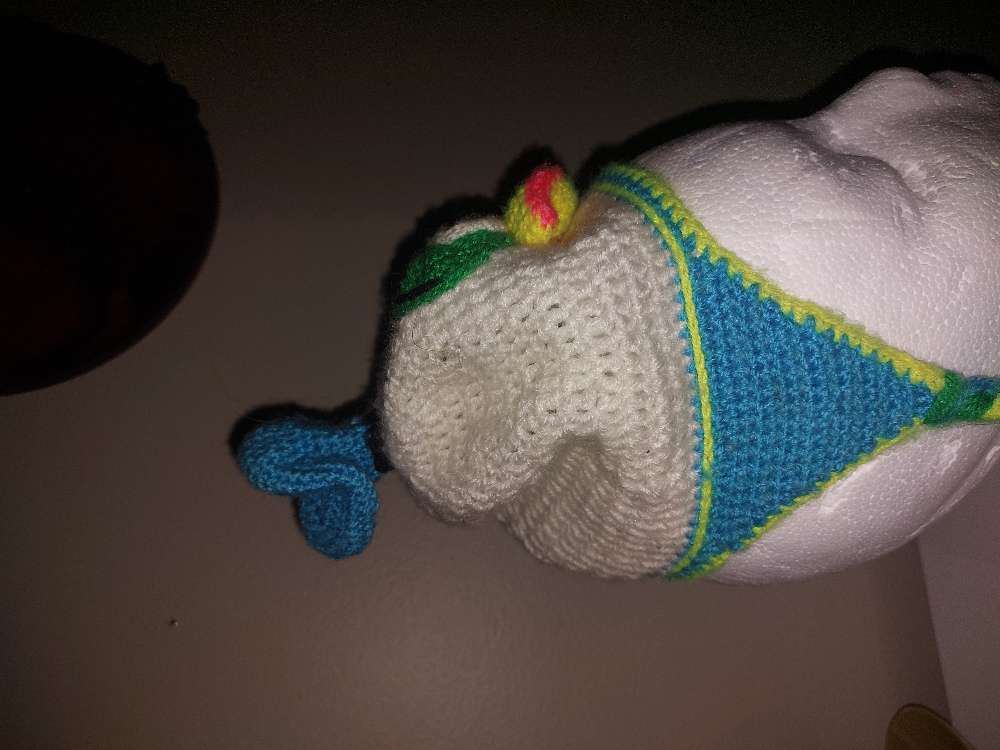 Prjónahúfa. Andrés önd. Sirka 2-4 ára