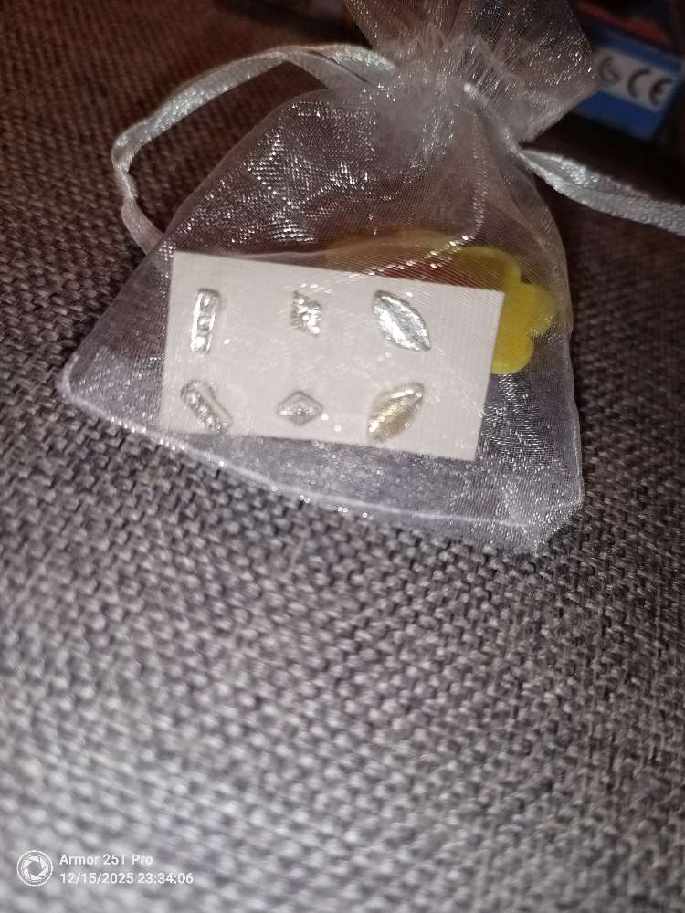 Eyrnalokkar og 3d límmiðar