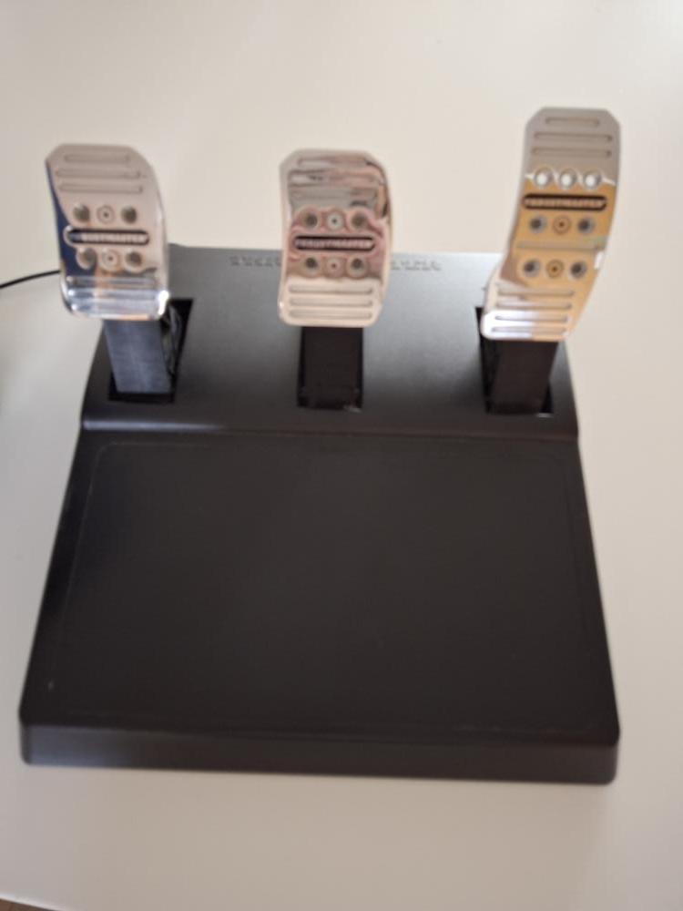 PS T150 stýri, ps3 og ps4og pedalar nánast ekkert notað og því eins og nýtt