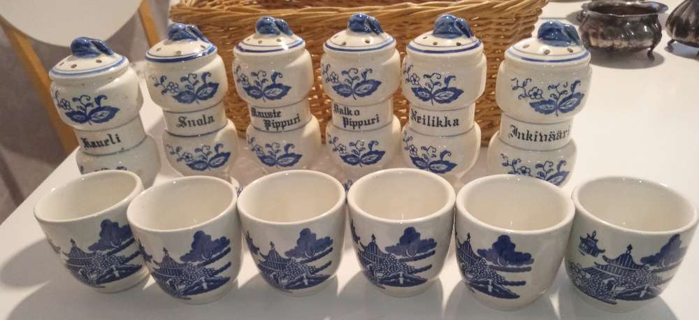 Vanha maustepurkkisetti korissa