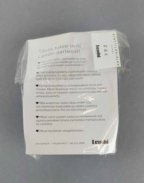 Lembi kynttilänpidike ja kynttilä