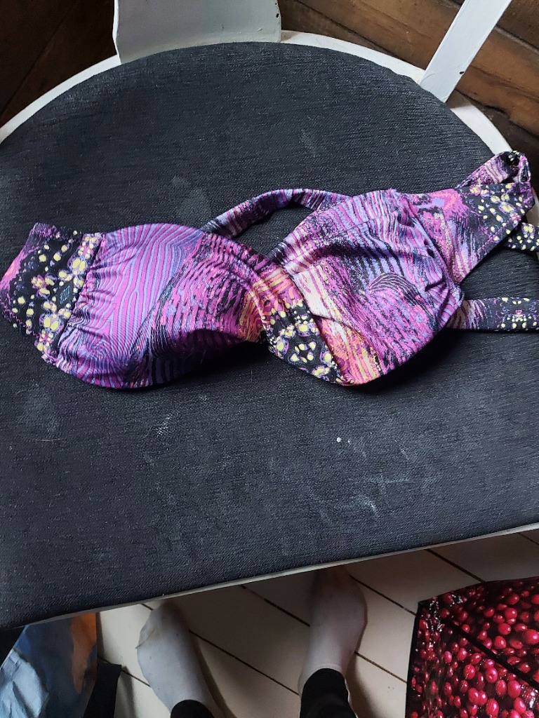 Violetti bikinien yl