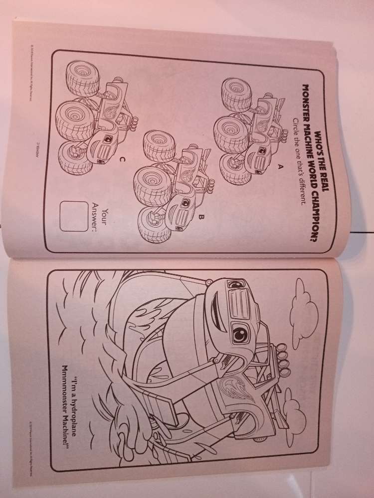 Risa lita og þrautbók. Enska.