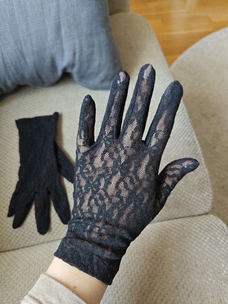 Mustat pitsisormikkaat