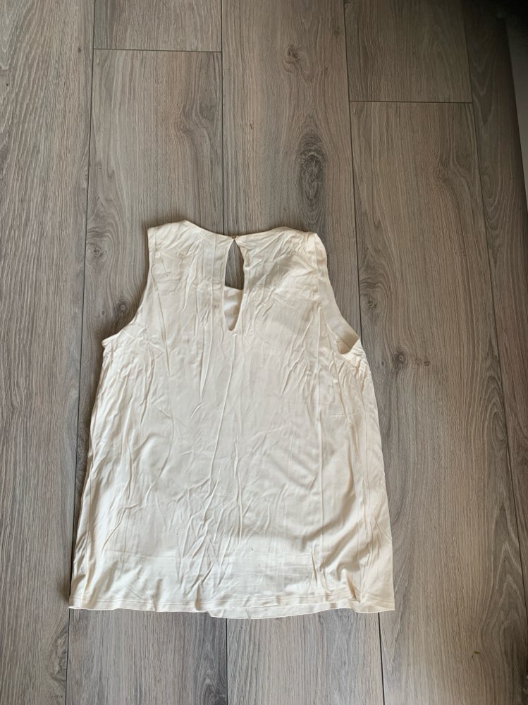 Hvit/creme topp m/ gull på hals str M