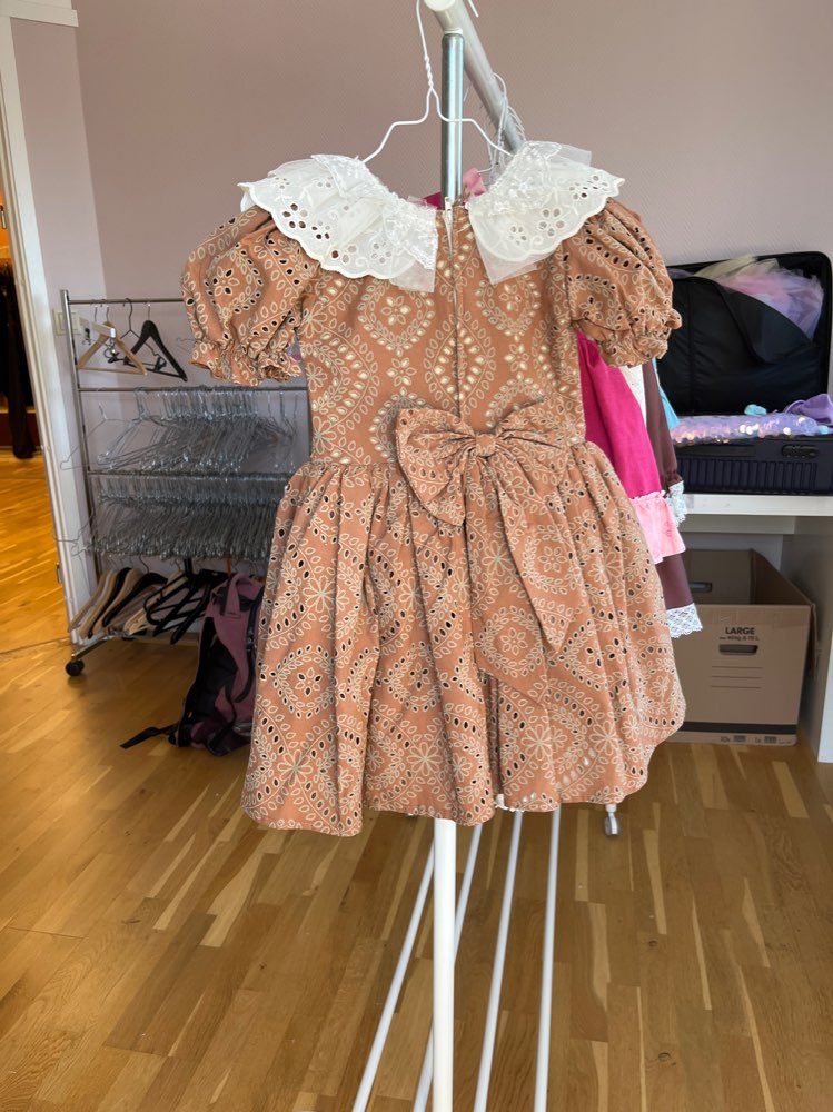 Floral Brown Vintage dress (2-3 år)